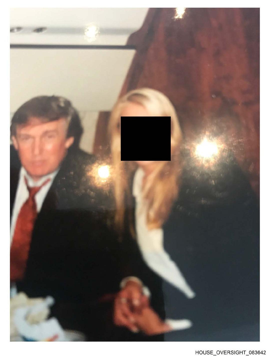 Epstein ın albümünden Trump çıktı! 19 fotoğraftaki isimler şok etti 3