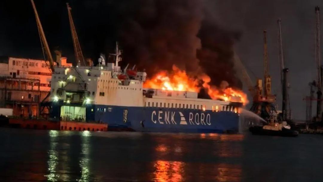 Son dakika | Ukrayna da demirli T&uuml;rk y&uuml;k gemisi vuruldu! T&uuml;rkiye den ilk a&ccedil;ıklama: "Personel ve tır şof&ouml;rleri tahliye edilmekte" 1
