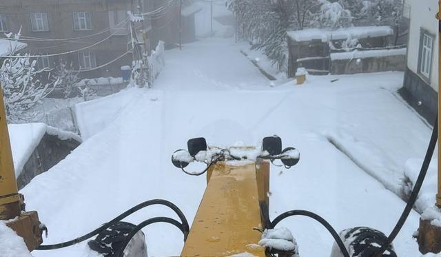 Hakkari’de karla mücadele ekibi gece kar mesaisinde 1