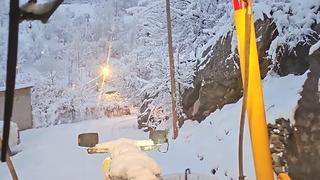 Hakkari’de karla mücadele ekibi gece kar mesaisinde