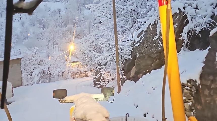 Hakkari’de karla mücadele ekibi gece kar mesaisinde