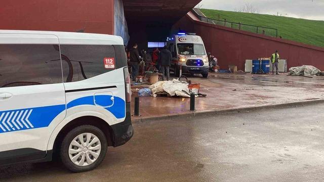 3 metre derinliğindeki boş akvaryuma düşen işçi yaralandı 2