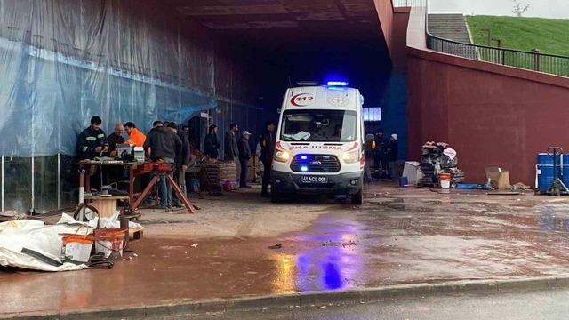 3 metre derinliğindeki boş akvaryuma düşen işçi yaralandı 1