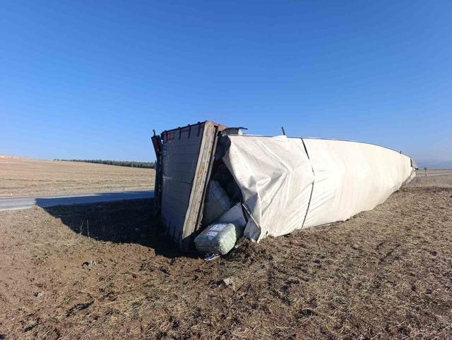 Kalorifer peteği yüklü tır devrildi, 1 kişi yaralandı 1