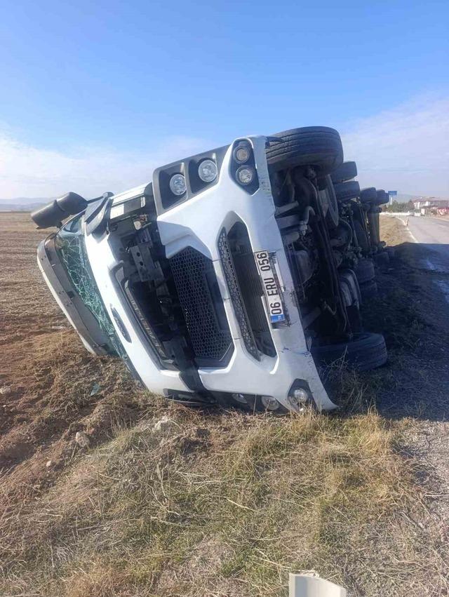 Kalorifer peteği yüklü tır devrildi, 1 kişi yaralandı 2