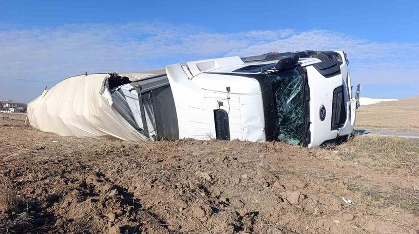 Kalorifer peteği y&uuml;kl&uuml; tır devrildi, 1 kişi yaralandı