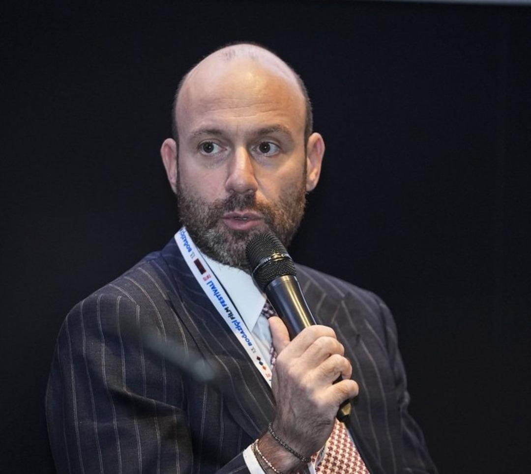 Hakan Sabancı yı unuttu bile! Hande Erçel ünlü yapımcıyla aşk mı yaşıyor? İlk açıklama geldi 3