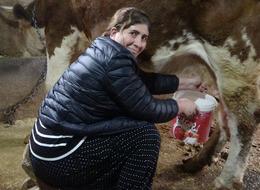 8 erkek adayı geride bıraktı: Hayvancılık da yapıyor!