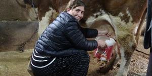 8 erkek adayı geride bırakan kadın muhtar: Hayvancılık da yapıyor!