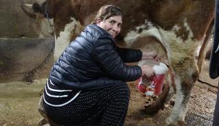 8 erkek adayı geride bırakan kadın muhtar: Hayvancılık da yapıyor!