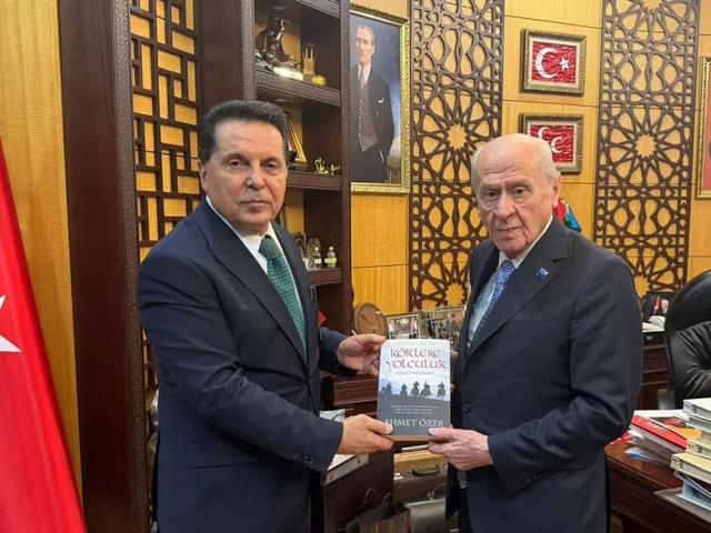 Sürpriz ziyaret! Bahçeli ile Ahmet Özer görüştü!