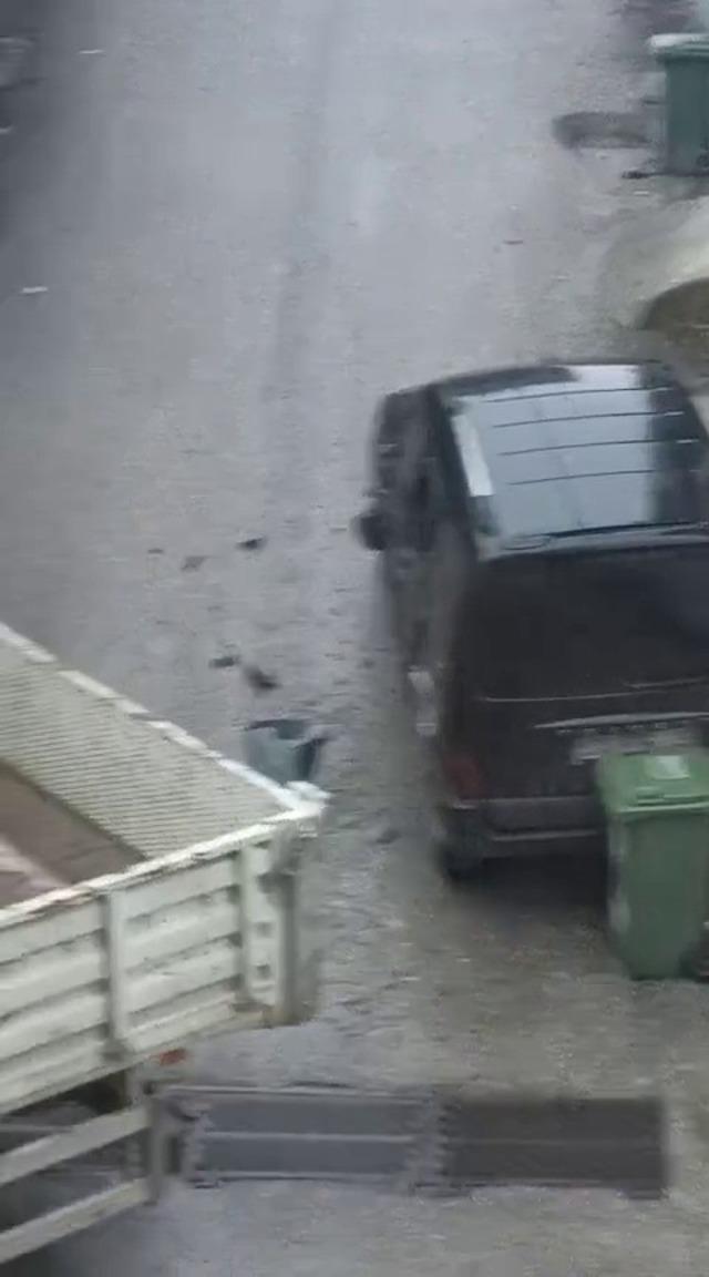 Bursa&rsquo;da bir kamyon sokak arasındaki araca ağır zarar verip ka&ccedil;tı 3