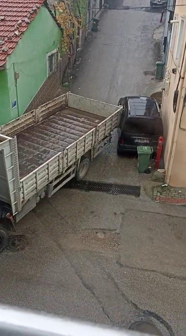 Bursa&rsquo;da bir kamyon sokak arasındaki araca ağır zarar verip ka&ccedil;tı 1