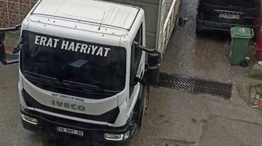 Bursa&rsquo;da bir kamyon sokak arasındaki araca ağır zarar verip ka&ccedil;tı