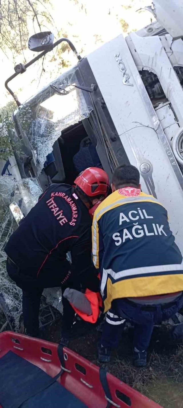 Kamyon uçuruma yuvarlandı, sıkışan sürücü kurtarıldı 1