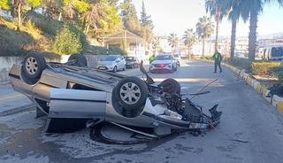 Virajı alamayan otomobil refüjdeki aydınlatma direğine çarpıp takla attı: 2 yaralı