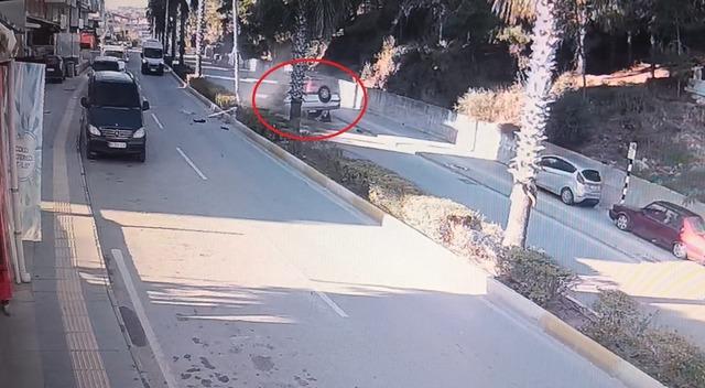 Virajı alamayan otomobil refüjdeki aydınlatma direğine çarpıp takla attı: 2 yaralı 7