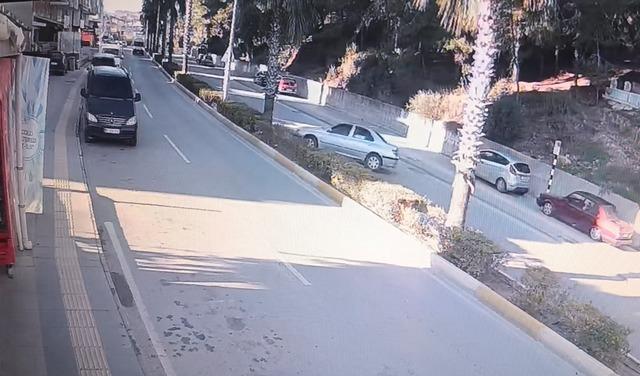Virajı alamayan otomobil refüjdeki aydınlatma direğine çarpıp takla attı: 2 yaralı 6