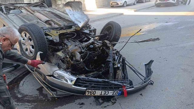 Virajı alamayan otomobil refüjdeki aydınlatma direğine çarpıp takla attı: 2 yaralı 5