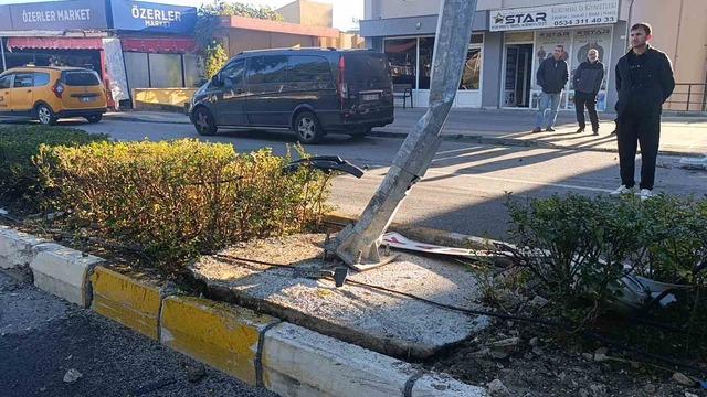 Virajı alamayan otomobil refüjdeki aydınlatma direğine çarpıp takla attı: 2 yaralı 4