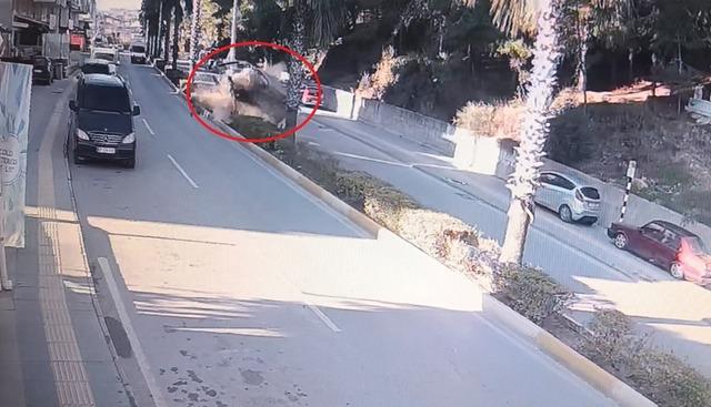 Virajı alamayan otomobil refüjdeki aydınlatma direğine çarpıp takla attı: 2 yaralı 2