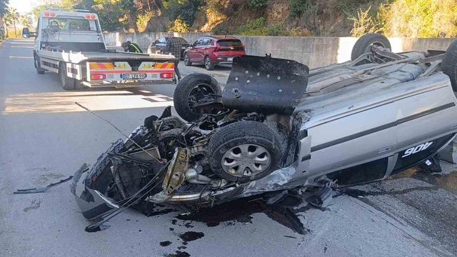 Virajı alamayan otomobil refüjdeki aydınlatma direğine çarpıp takla attı: 2 yaralı 1