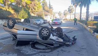 Virajı alamayan otomobil refüjdeki aydınlatma direğine çarpıp takla attı: 2 yaralı