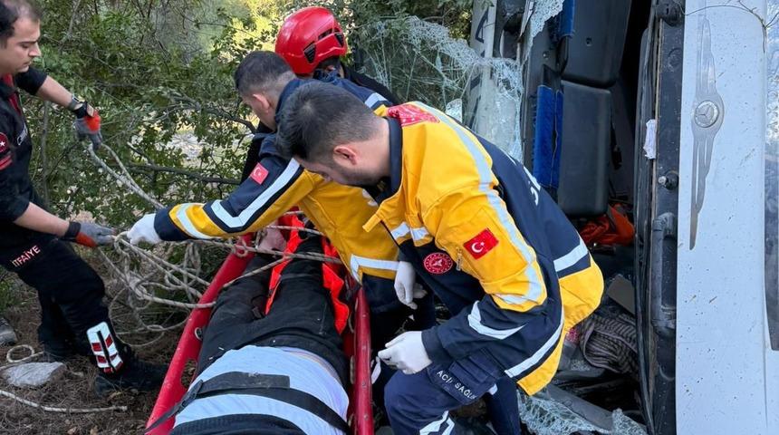 Kamyon uçuruma yuvarlandı, sıkışan sürücü kurtarıldı