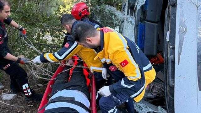 Kamyon uçuruma yuvarlandı, sıkışan sürücü kurtarıldı