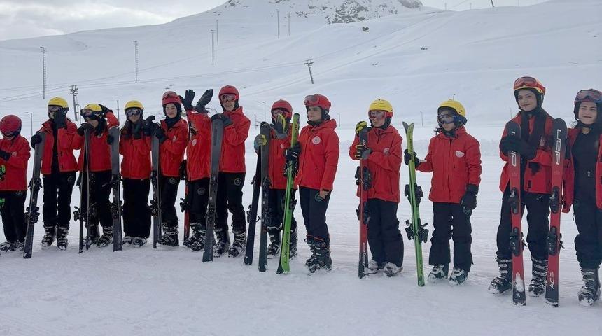 Hakkari'de karlar &uuml;zerinde ilk adımlar