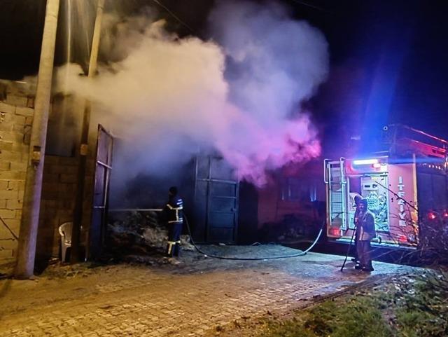 Uşak’ta samanlıkta çıkan yangında 5 koyun telef oldu 1