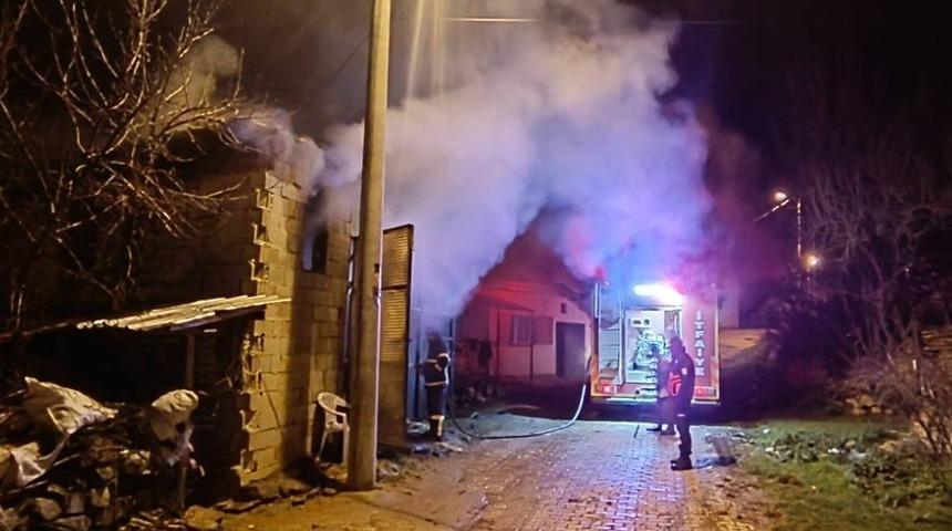 Uşak&rsquo;ta samanlıkta &ccedil;ıkan yangında 5 koyun telef oldu