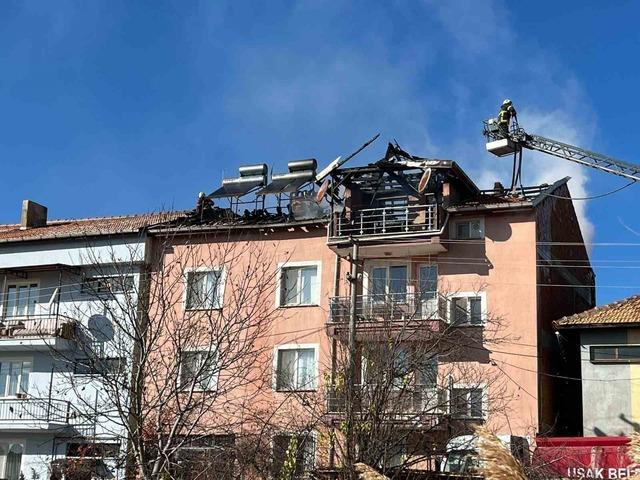 Uşak’ta evin çatısında çıkan yangın paniğe neden oldu 1