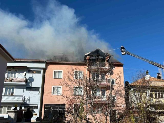 Uşak’ta evin çatısında çıkan yangın paniğe neden oldu 2