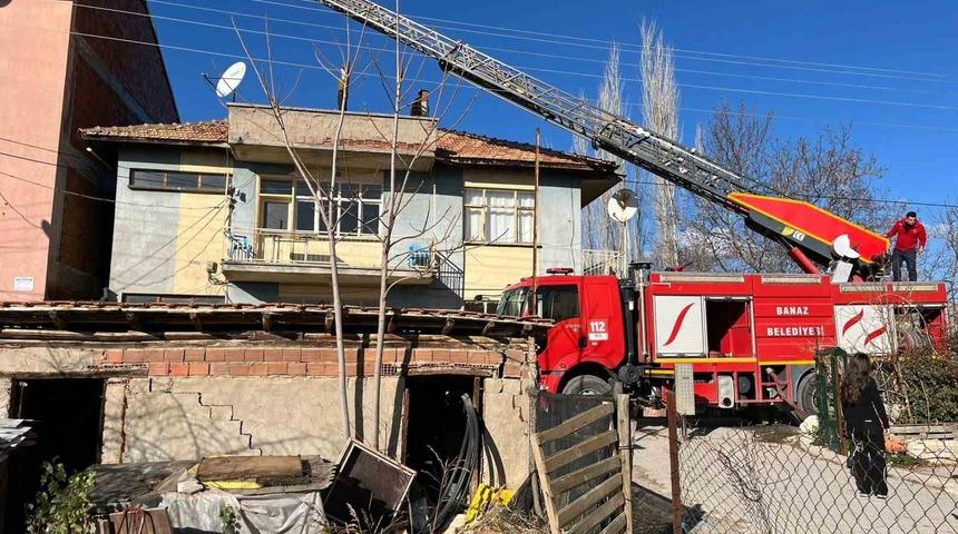 Uşak’ta evin çatısında çıkan yangın paniğe neden oldu
