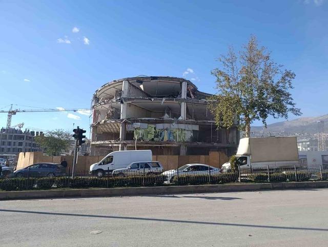 Kahramanmaraş’ta depremde hasar alan iş merkezi yıkıldı 1