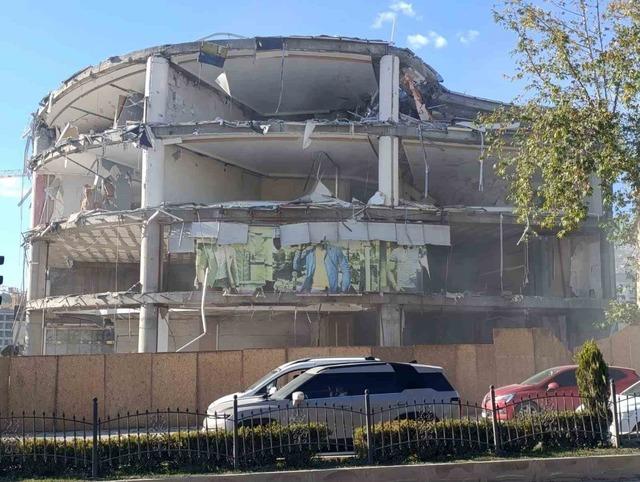 Kahramanmaraş’ta depremde hasar alan iş merkezi yıkıldı 2