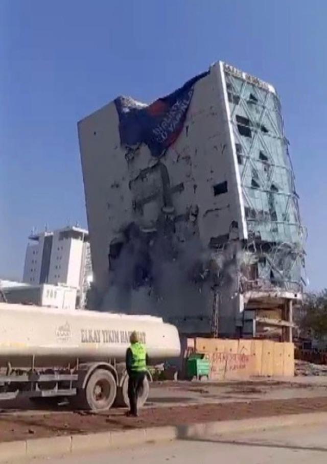 Kahramanmaraş’ta depremde hasar alan iş merkezi yıkıldı 3