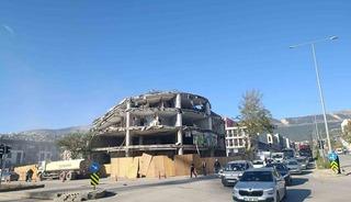 Kahramanmaraş’ta depremde hasar alan iş merkezi yıkıldı