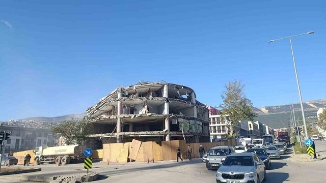 Kahramanmaraş&rsquo;ta depremde hasar alan iş merkezi yıkıldı