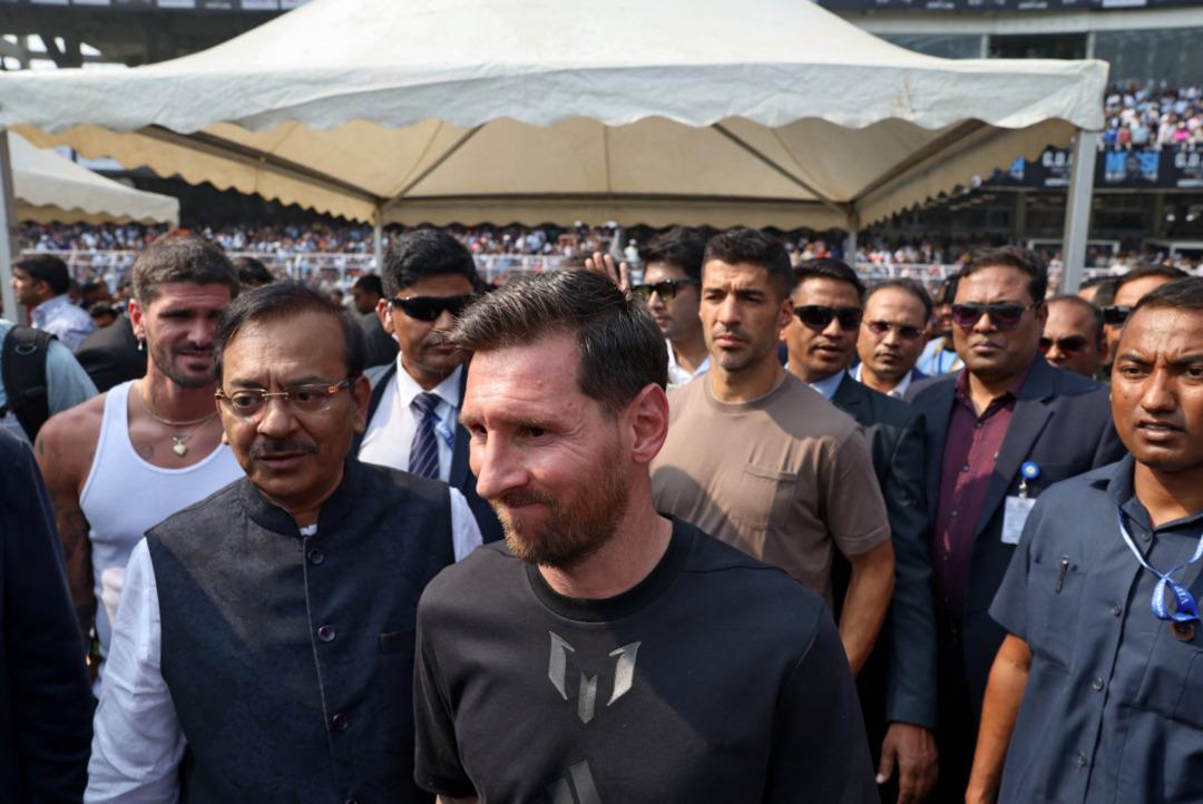 Messi, Hindistan da ölümden döndü! Binlerce kişi sahaya indi, canını zor kurtardı 1