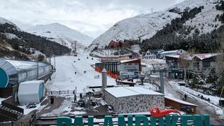 Palandöken ve Sarıkamış kayak merkezlerindeki bazı pistlerde kayak yapılmaya başlandı