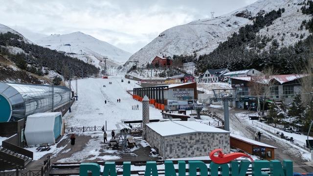 Palandöken ve Sarıkamış kayak merkezlerindeki bazı pistlerde kayak yapılmaya başlandı