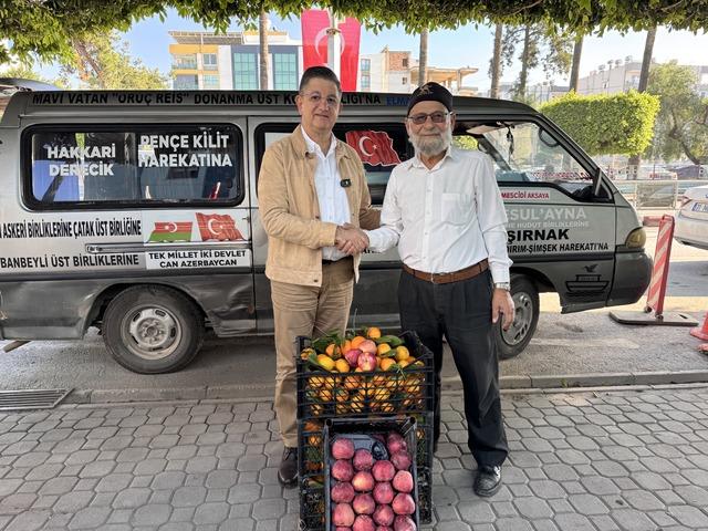 "Elmacı Dede" Hatay'dan aldığı mandalinaları Mehmetçiğe ulaştıracak