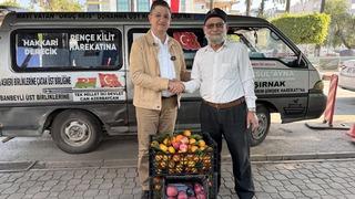 Elmacı Dede Hatay'dan aldığı mandalinaları Mehmetçiğe ulaştıracak