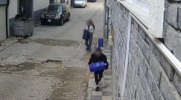 Eskişehir'de 2 çocuk apartman önündeki damacanaları çaldı