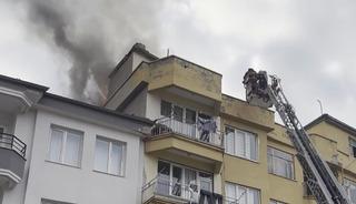 Çatı katındaki kömürlükte yangın paniği