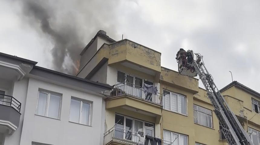 &Ccedil;atı katındaki k&ouml;m&uuml;rl&uuml;kte yangın paniği