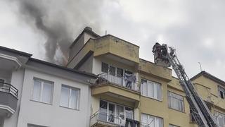 Çatı katındaki kömürlükte yangın paniği