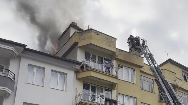 Çatı katındaki kömürlükte yangın paniği